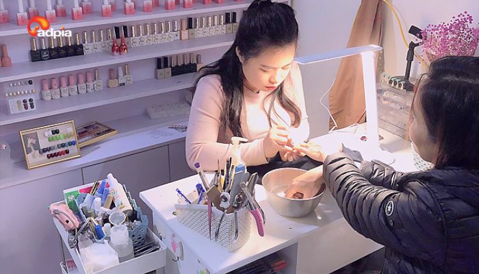 Dịch vụ l&agrave;m nails, trang điểm theo y&ecirc;u cầu
